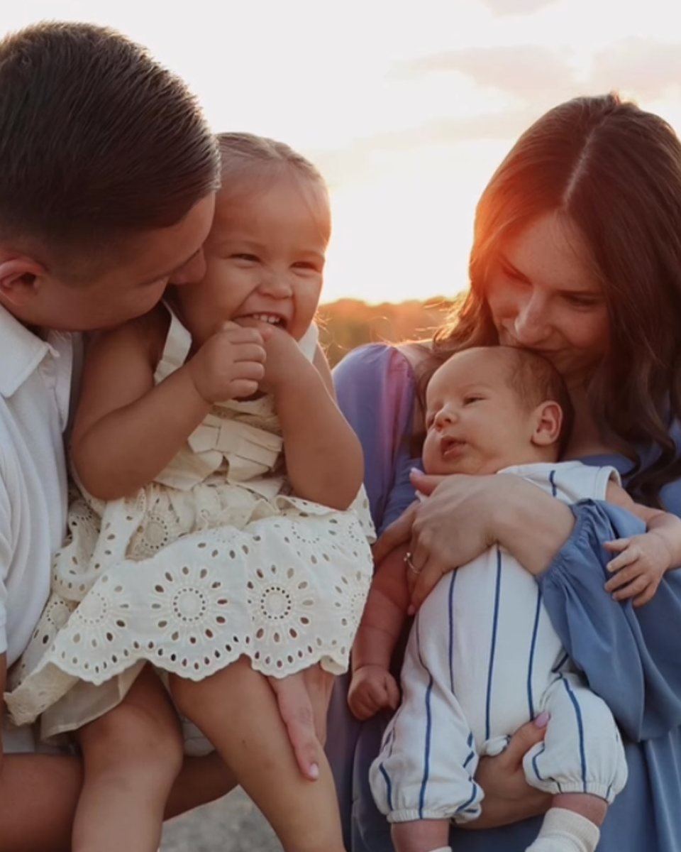 Elssi Kalyn mit ihrer Familie im Abendlicht