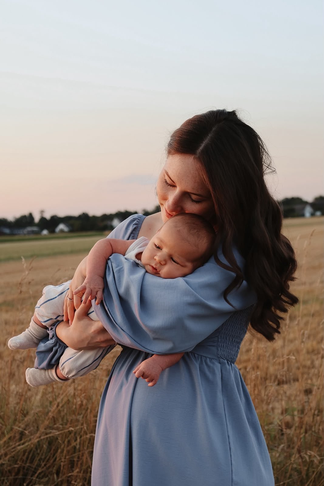 Elssi mit ihrem Baby im Abendlicht